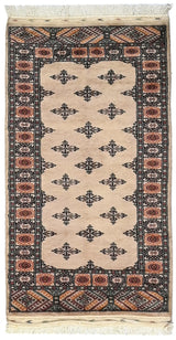 Orientmattor handknuten Bokhara Oriental rug, classic carpet in 137x75 cm, detailed geometric pattern on woven textile.