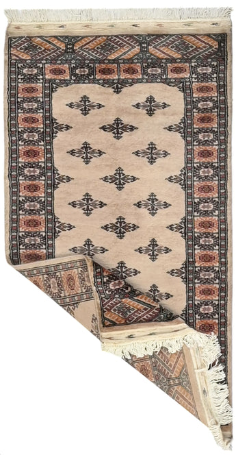 Orientmattor handknuten Bokhara Oriental carpet, 137x75 cm, classic decorative rug with intricate pattern and rich colors.