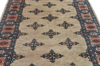 Orientmattor Handknuten Matta Bokhara Oriental, 137 x 75 cm, classic rug with intricate patterns and rich colors.