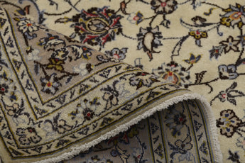 Handknuten Kashan Oriental rug by Orientmattor, classic carpet with intricate patterns, measuring 348 x 243 cm.