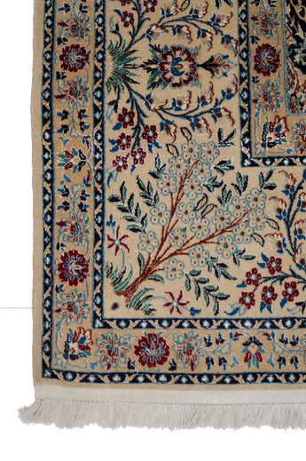 Handknuten matta Nain No.65991 in intricate patterns, showcasing its classic carpet design by Orientmattor.
