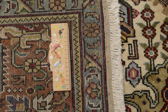 Handknuten Tabriz Persian rug in classic style, 293x192 cm, featuring intricate designs and vibrant colors from Orientmattor.