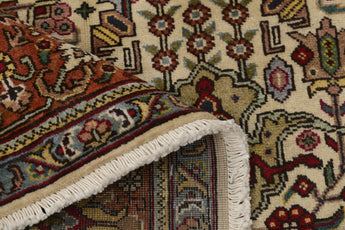 Handknuten Tabriz Persian rug by Orientmattor, 293x192 cm classic carpet with intricate traditional patterns on a plush surface.