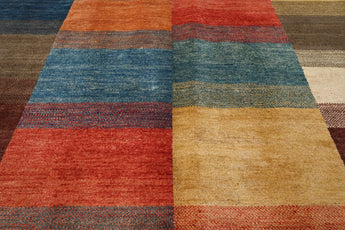 Orientmattor Gabbeh handknuten matta, 193x148 cm, with traditional oriental geometric patterns on a soft woven surface.