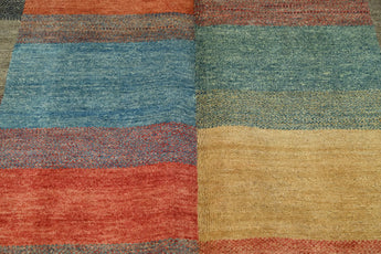 Handknuten Gabbeh Oriental rug from Orientmattor, 195x147 cm with intricate traditional patterns and rich colors.