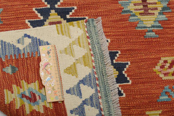 Orientmattor Kelim Chobi rug featuring traditional geometric patterns in warm earthy tones.