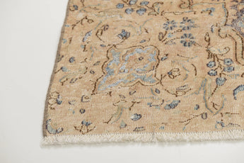 Vintage Oriental handwoven rug from Orientmattor, 274 x 190 cm with intricate traditional patterns and rich colors.